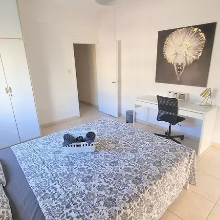 Apartment Comfy 2br In The Center, Free Parking And 3min Walk To The Beach! *