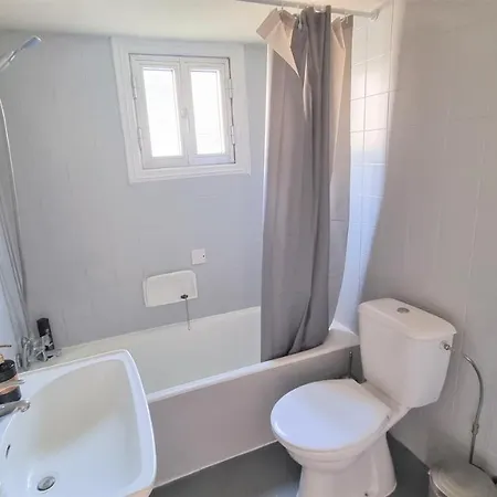 Apartment Comfy 2br In The Center, Free Parking And 3min Walk To The Beach! *