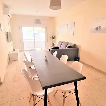 Comfy 2br In The Center, Free Parking And 3min Walk To The Beach! Apartment Larnaka